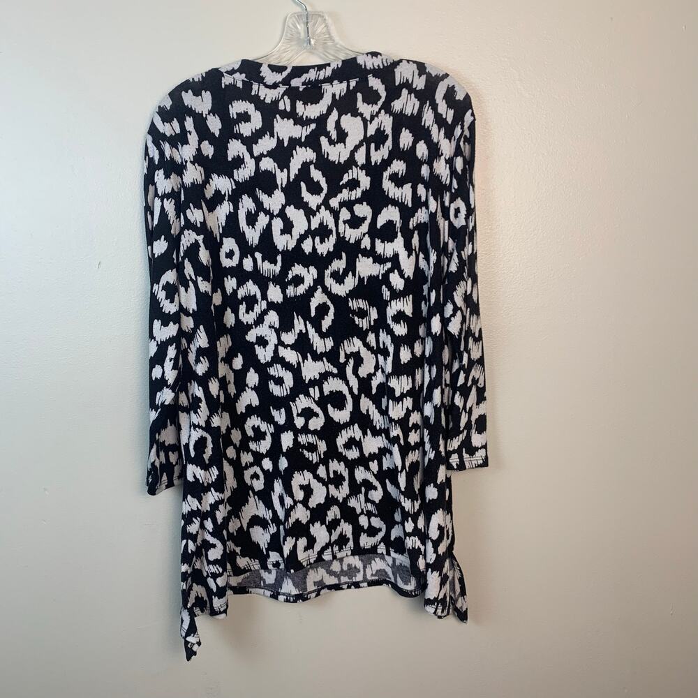 Ruby Rd. Black and White Pattern Handkerchief Style Top Size XL - Picture 4 of 6